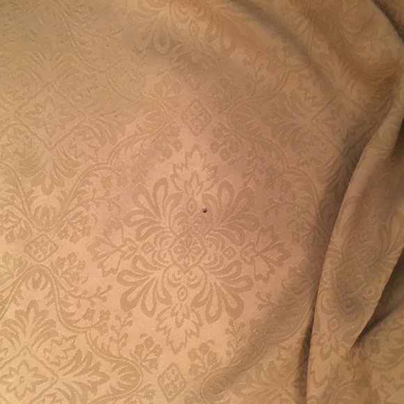 Fieldcrest Luxury Gold Jacquard Table Cloth - Picture 5 of 5